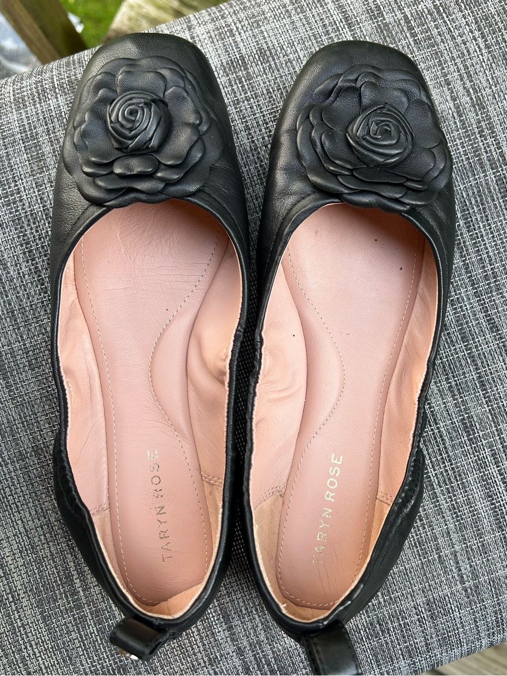 Taryn Rose Rosalyn Leather Feminine Soft Black Flower Ballet Flats, Size 8B.